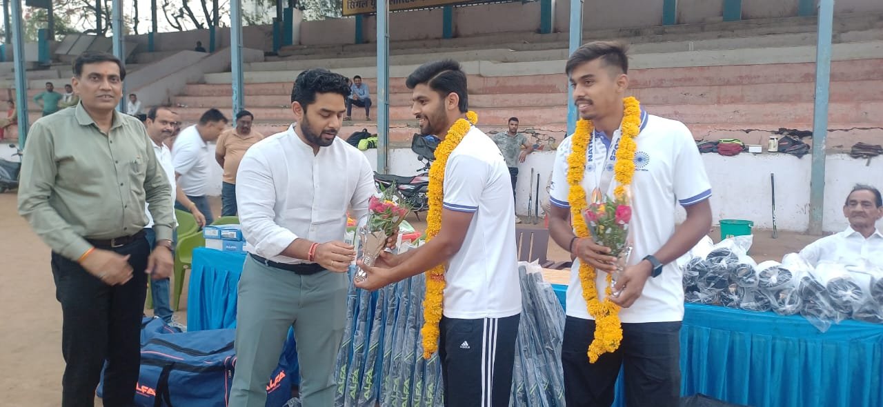 DHA honored two players of Madhya Pradesh hockey team